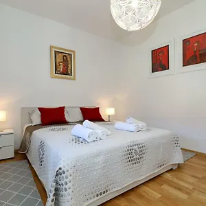 https://apriori-apartments.hotelinzadar.com